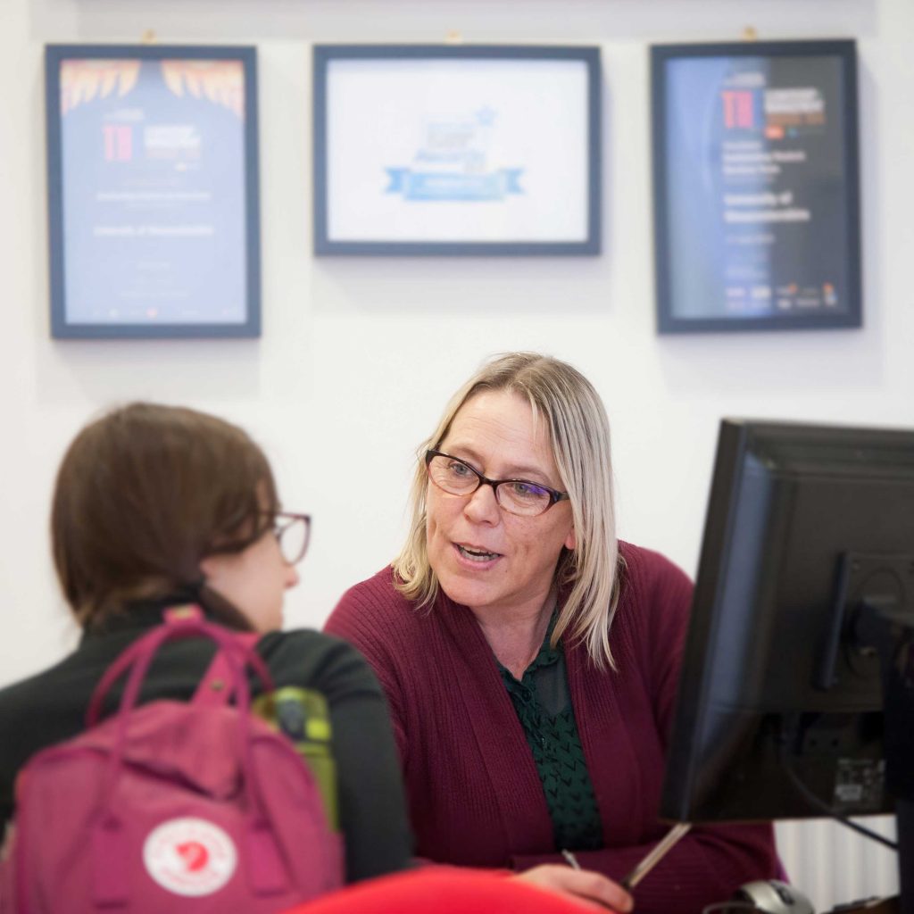 Student chatting to Helpzone adviser