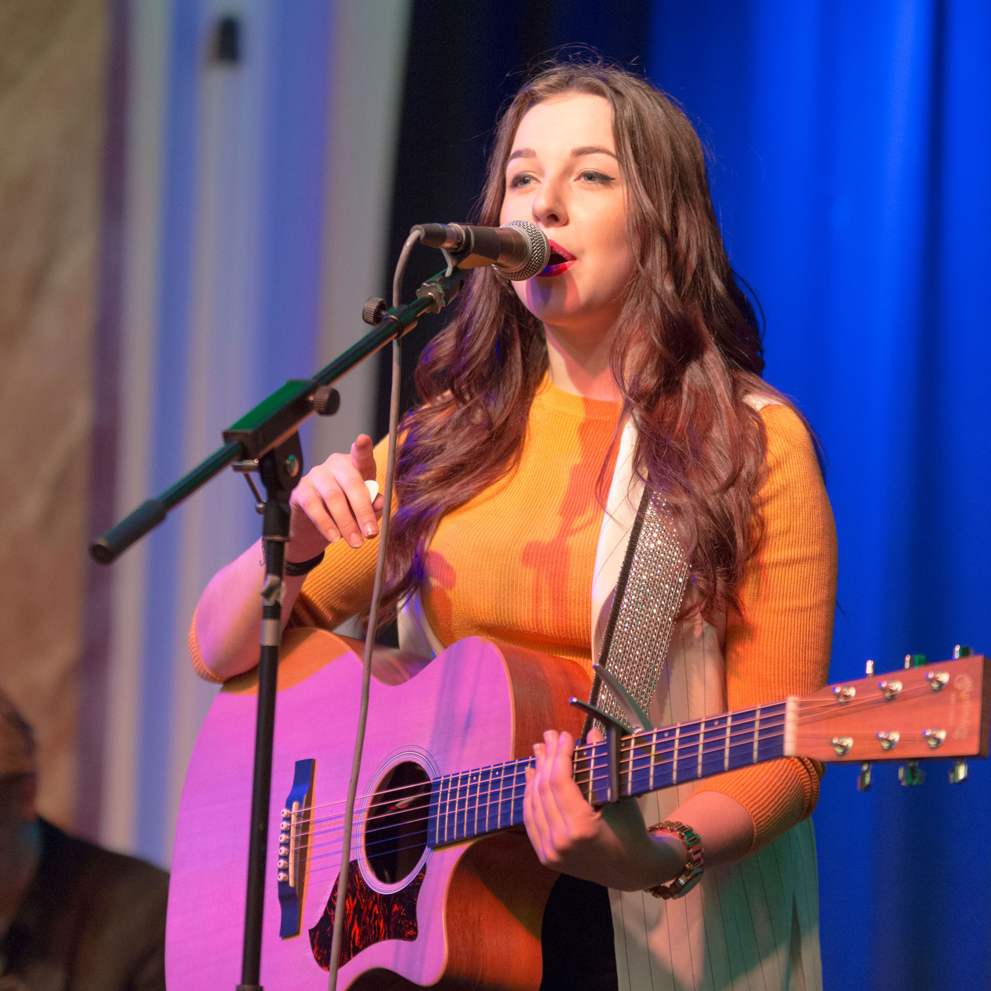 Country music star Demi tours UK and wins national award - Student ...