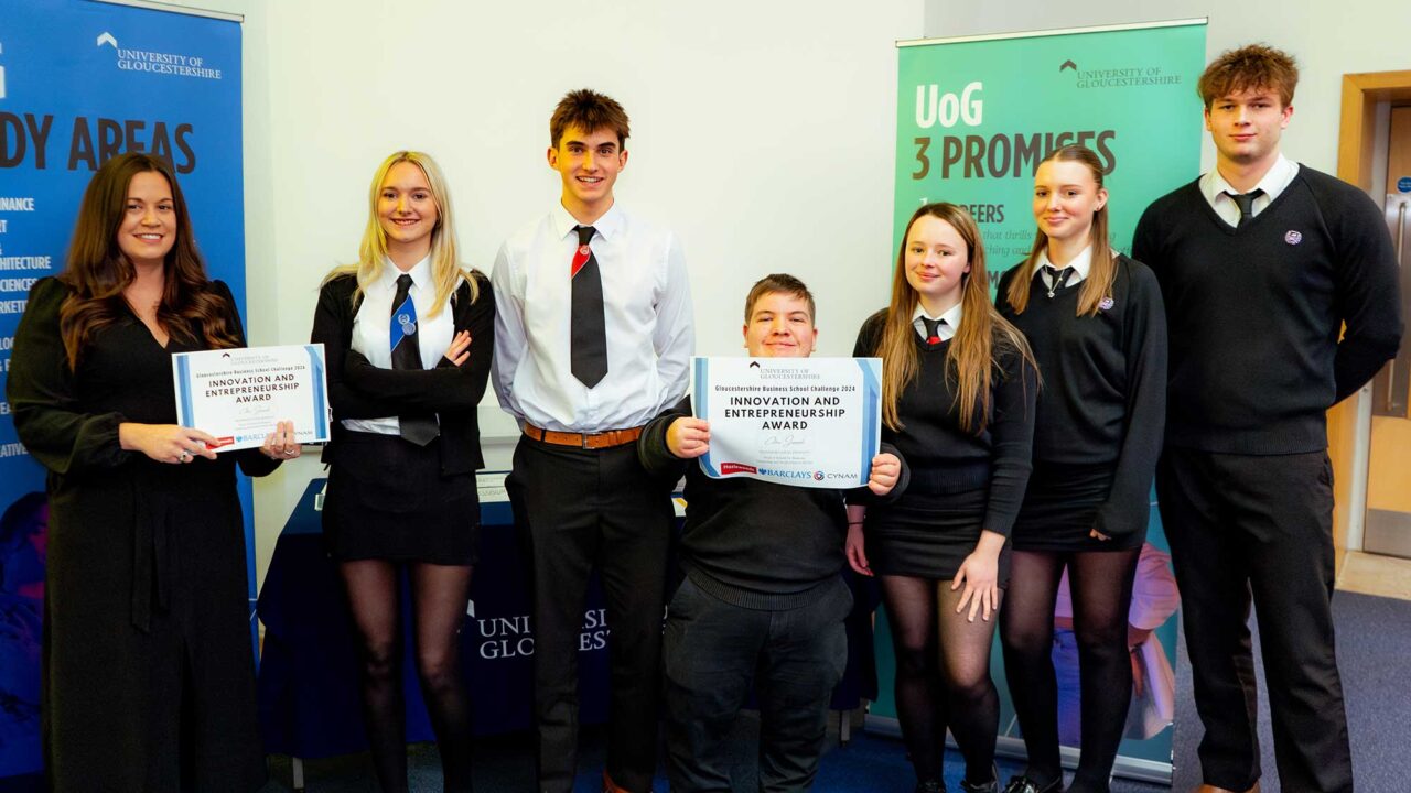 School students pose for a group photo holding their certificates of the Innovation and Entrepreneurship Award.