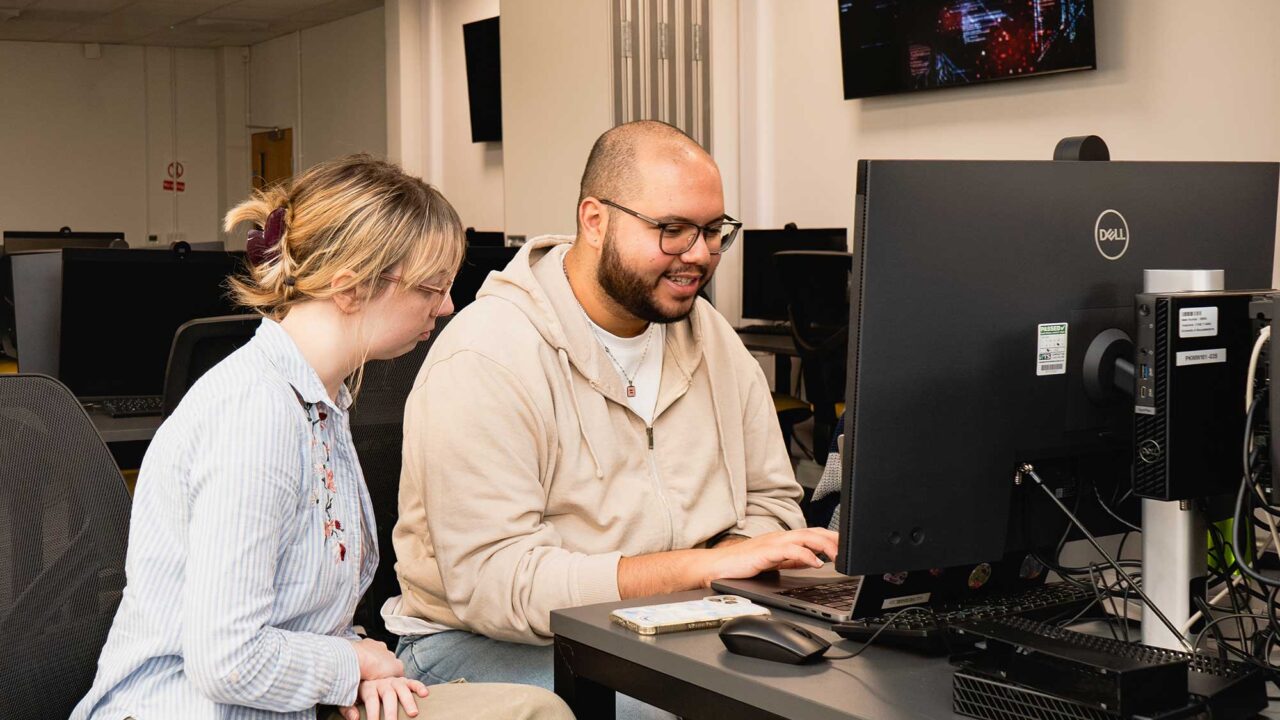 Two students work at a computer station together in FuturePark.